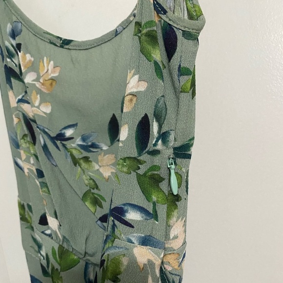 Flynn Skye Hazel Floral dress with slit size Large EUC - Picture 9 of 9